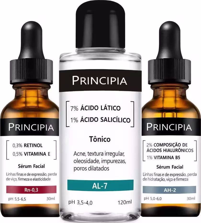 Três frascos de soro facial da marca Principia, contendo 0,3% de retinol, 0,5% de vitamina E, 7% de ácido lático e 1% de ácido salicílico, além de 2% de ácidos hialurônicos e 1% de vitamina B5.