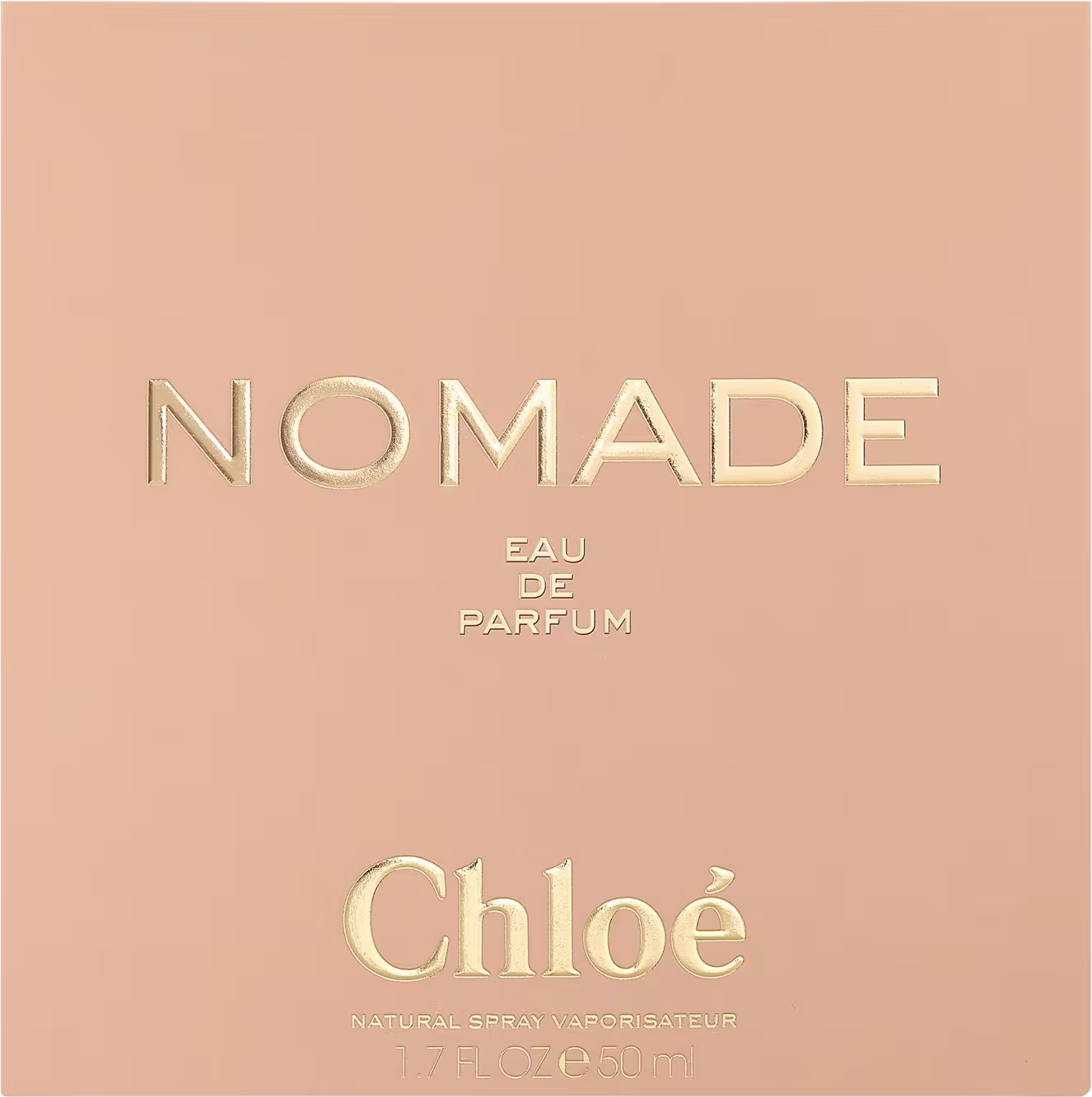Caixa retangular em tons de bege e rosa claro. O nome "Nomade" está escrito em letras maiúsculas douradas, com a descrição "Eau de Parfum" abaixo em letras menores.