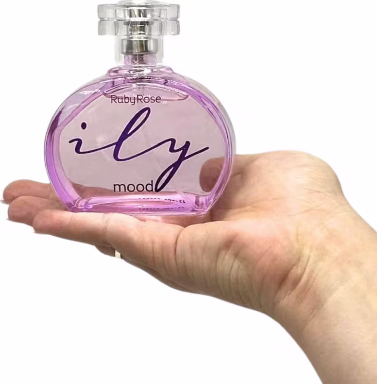 A imagem mostra uma mão segurando o Desodorante Colônia Ruby Rose Mood Ily