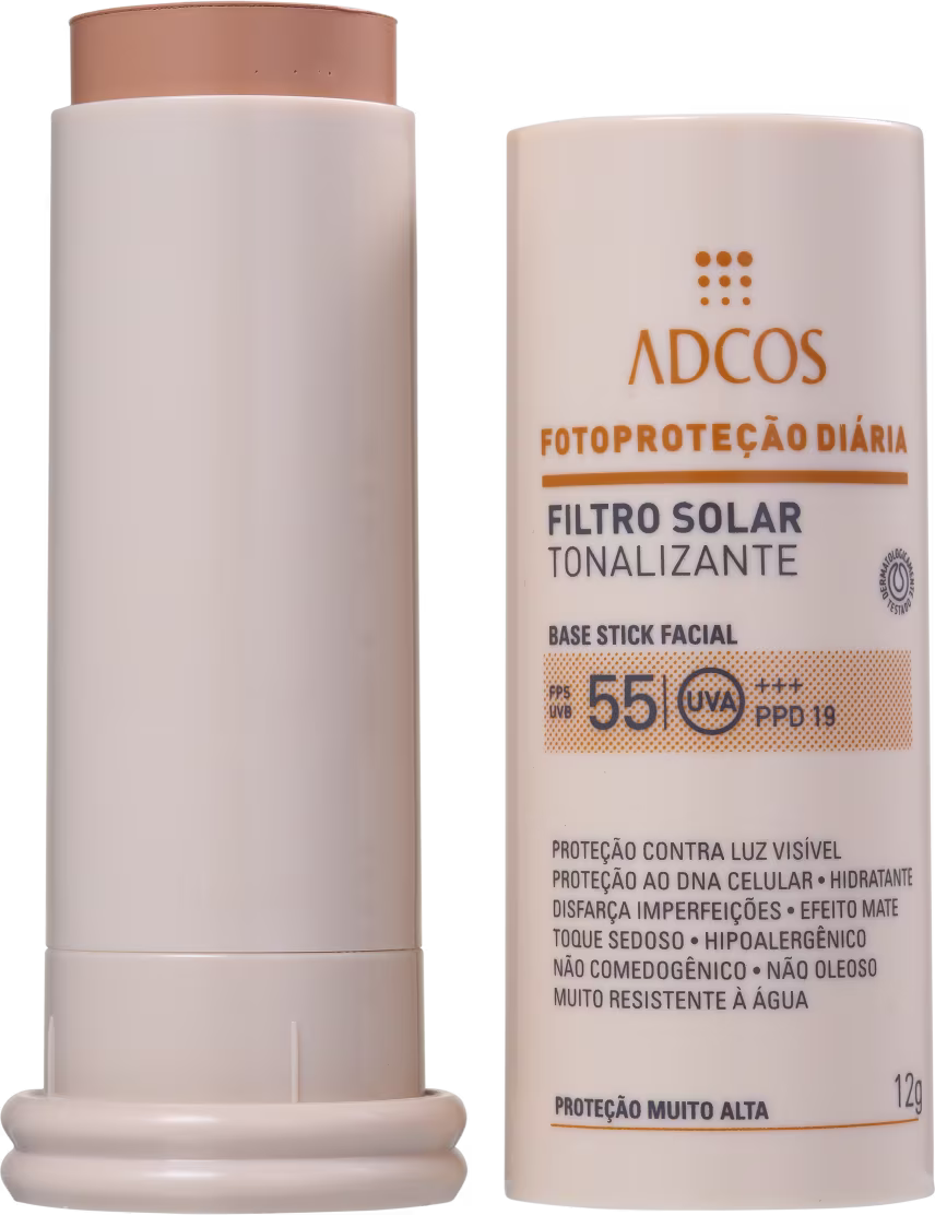 A imagem mostra o Protetor Solar com Cor Fotoproteção Diária Tonalizante Stick FPS 55 da marca Adcos.