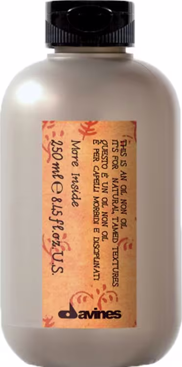 Frasco de produto de beleza Davines com rótulo laranja e branco. Contém informações sobre o produto, como nome e descrição. Embalagem com tampa preta e formato cilíndrico.