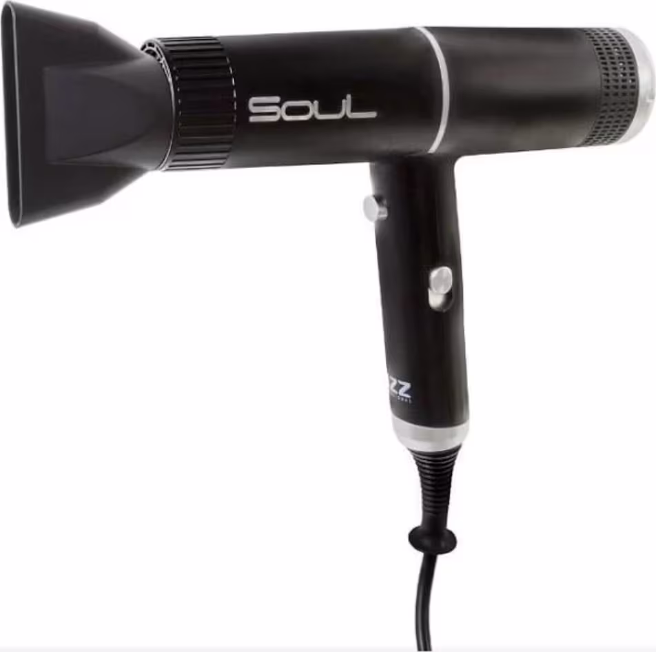 O produto apresentado na imagem é um secador de cabelos. Trata-se de um secador de mão preto, com um design cilíndrico e um bocal de saída de ar. O nome da marca "Soul" está claramente visível no corpo do secador.