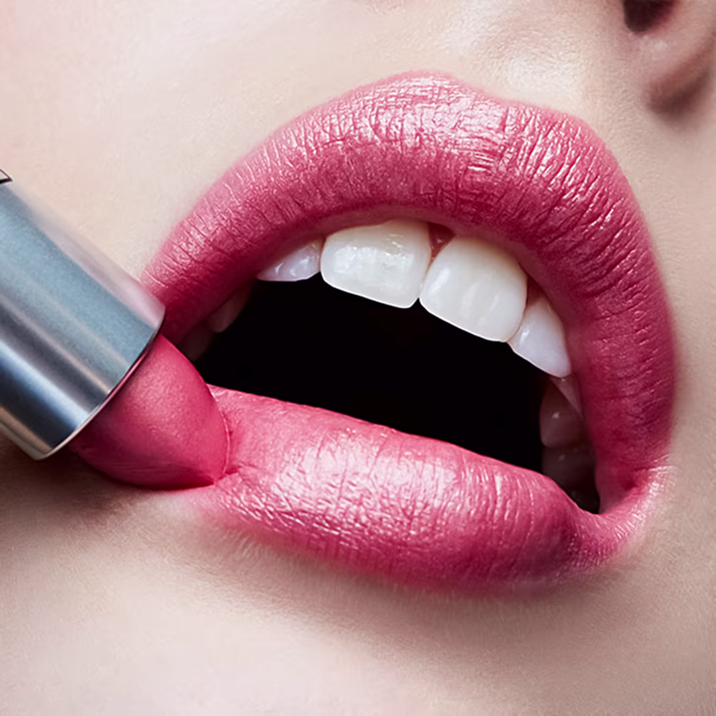 A imagem mostra a boca de uma mulher usando o batom.