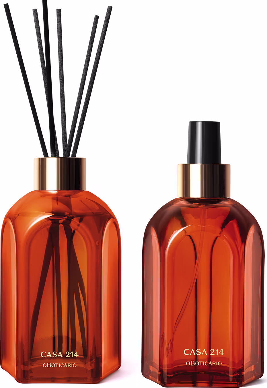 A imagem mostra produtos da linha Casa 214 Vanilla Sublime do Boticário: aromatizador de ambiente e difusor de ambiente com varetas.
