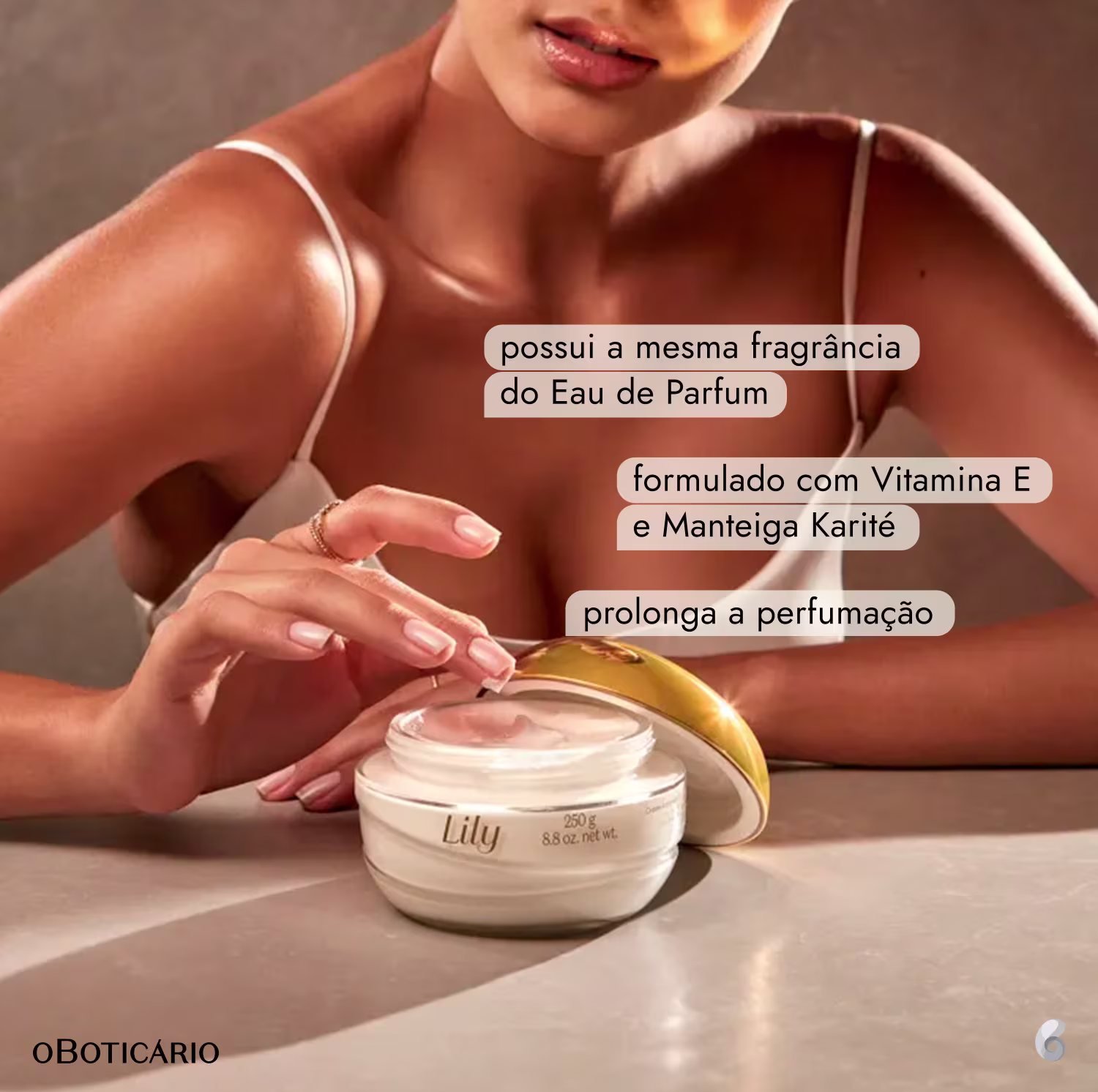 Indica que o produto possui a mesma fragrância do Eau de Parfum, formulado com Vitamina E e Manteiga de Karité, prolongando a perfumação.