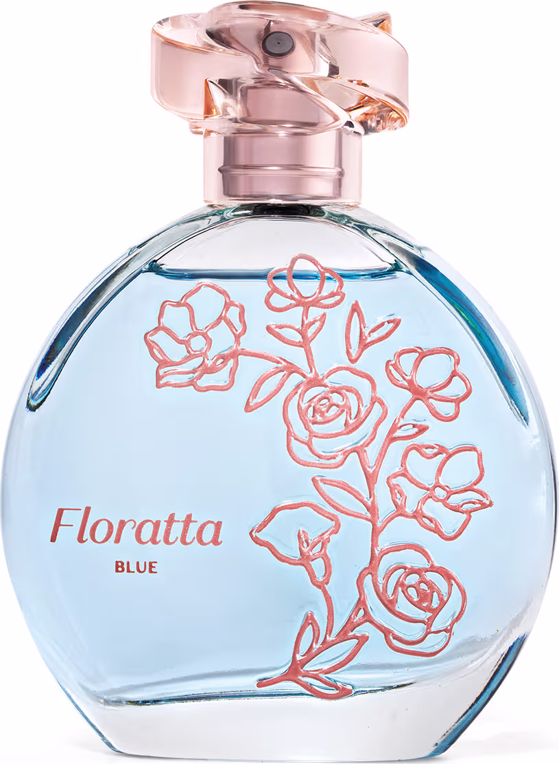 Frasco de perfume Floratta Blue com tampa rosada e decoração floral em relevo. Embalagem de vidro azul claro com rótulo destacando o nome da fragrância.
