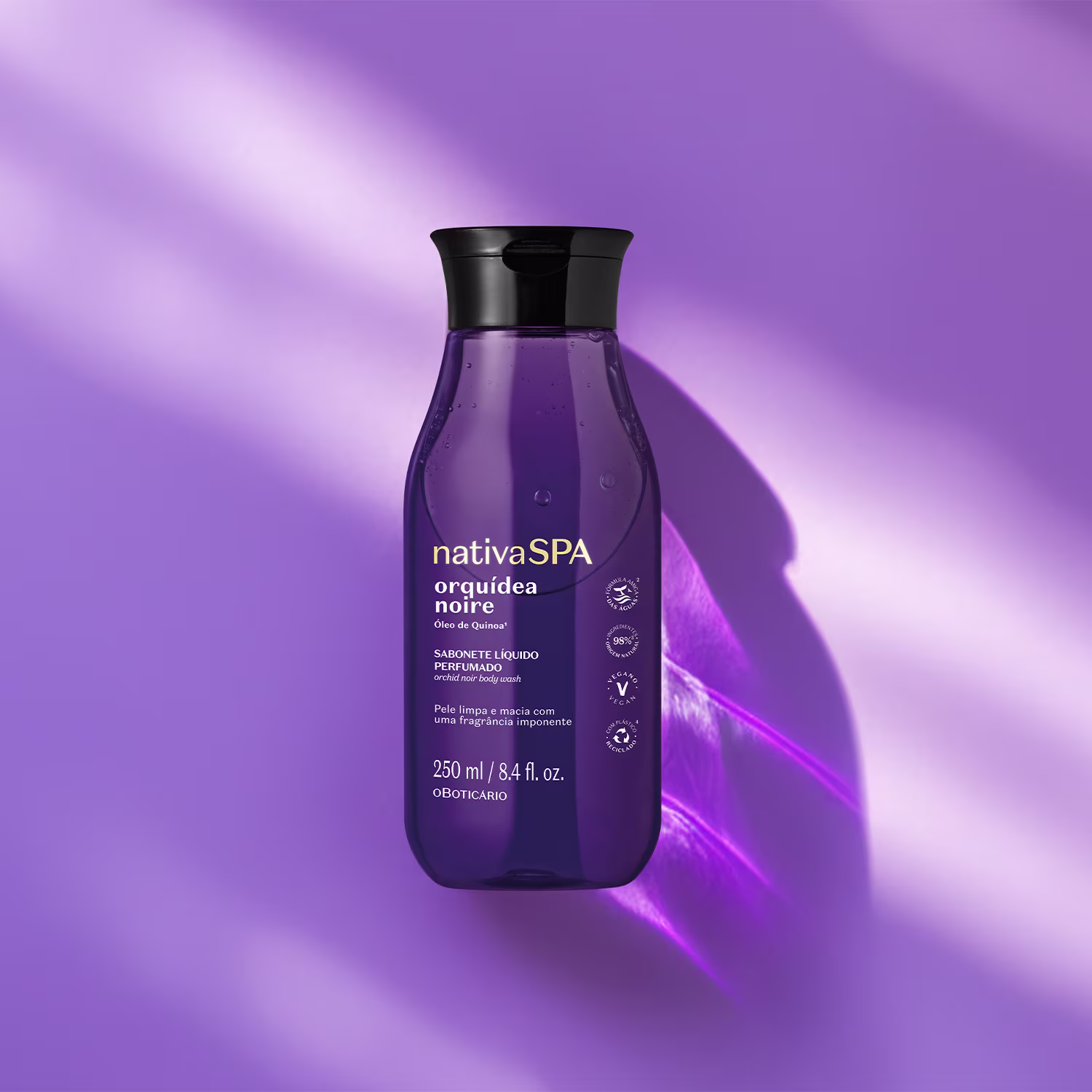 Embalagem do produto deitada sobre um fundo lilás com sombras dando um aspecto de luz e movimento.