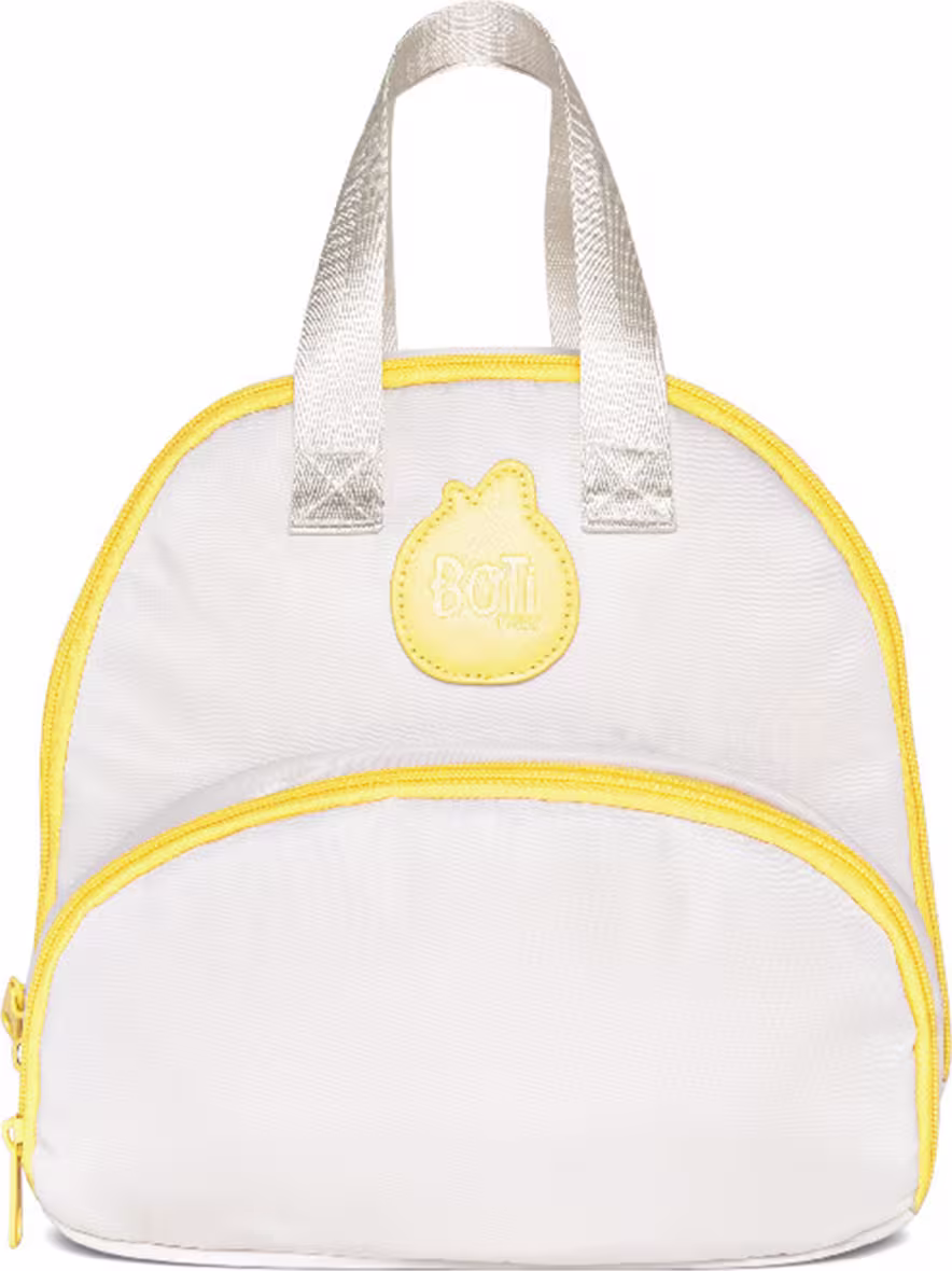 Bolsa de mão pequena em tecido branco com detalhes em amarelo. A bolsa tem alças de mão. Na frente, há um aplique amarelo em formato de pássaro com o texto "Boti" bordado. A bolsa apresenta um acabamento em amarelo nas laterais e na base.