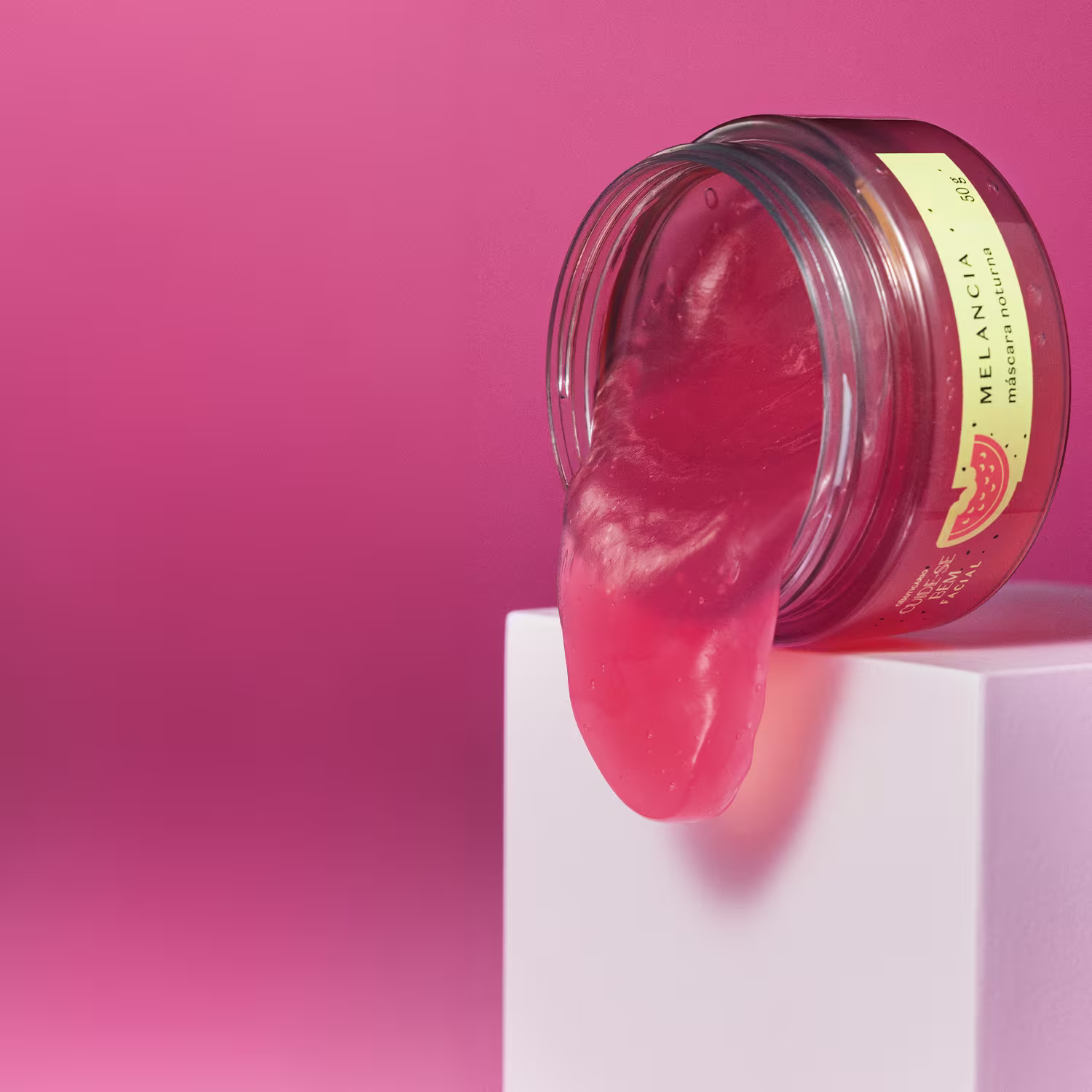 Geleia de melancia em um frasco de vidro transparente, com a geleia de cor vermelha brilhante e textura cremosa. O frasco está inclinado, derramando a geleia. A imagem tem um estilo minimalista e destaca o aspecto apetitoso e vibrante da geleia.