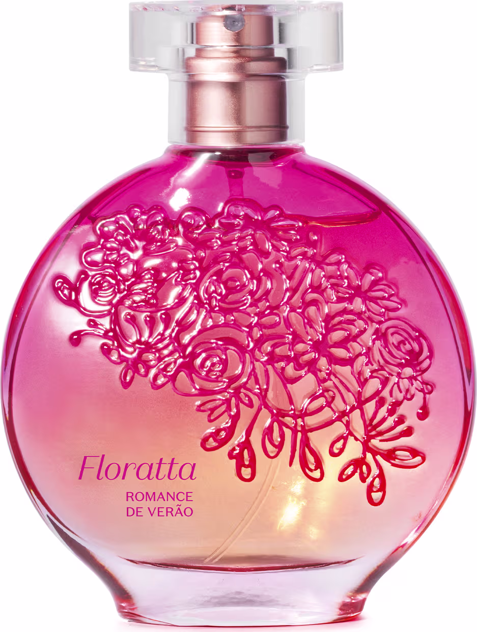Perfume em frasco de vidro transparente arredondado com tampa rosada metálica. Na parte inferior do frasco, está impresso o texto "Floratta Romance de Verao" em letras douradas. O design geral do frasco tem um padrão floral rosa chamativo.