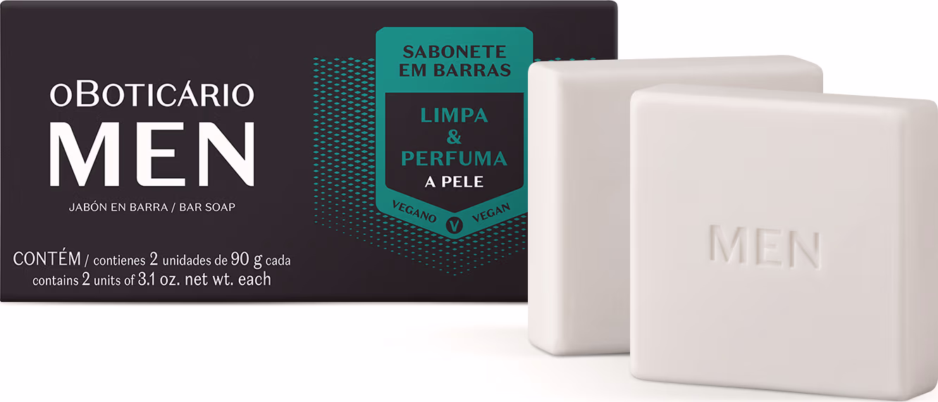 2 barras de sabonete em barra brancas, com as inscrição "Men" em cada. Atrás uma caixa preta com detalhes verdes e as inscrições o Boticário Men.