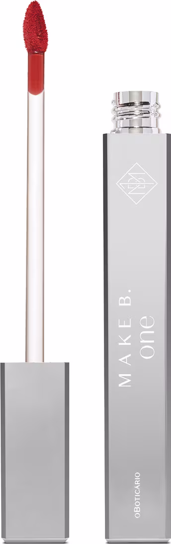 Batom líquido matte da marca Make B One. Frasco cilíndrico prateado com tampa prateada e um aplicador vermelho vibrante. O frasco tem um logotipo e o nome da marca "Make B One" gravados. O aplicador de batom tem um formato alongado e pontiagudo.