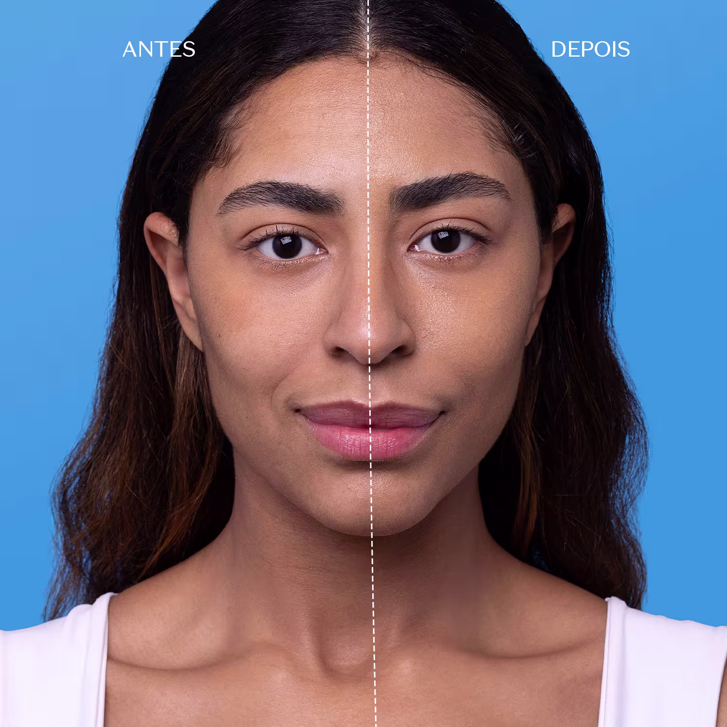 A imagem mostra uma mulher com cabelos escuros, olhando diretamente para a câmera. Há uma linha divisória vertical no centro da imagem, separando a aparência "antes" e "depois" de um tratamento de beleza. O fundo azul claro destaca o rosto da modelo.