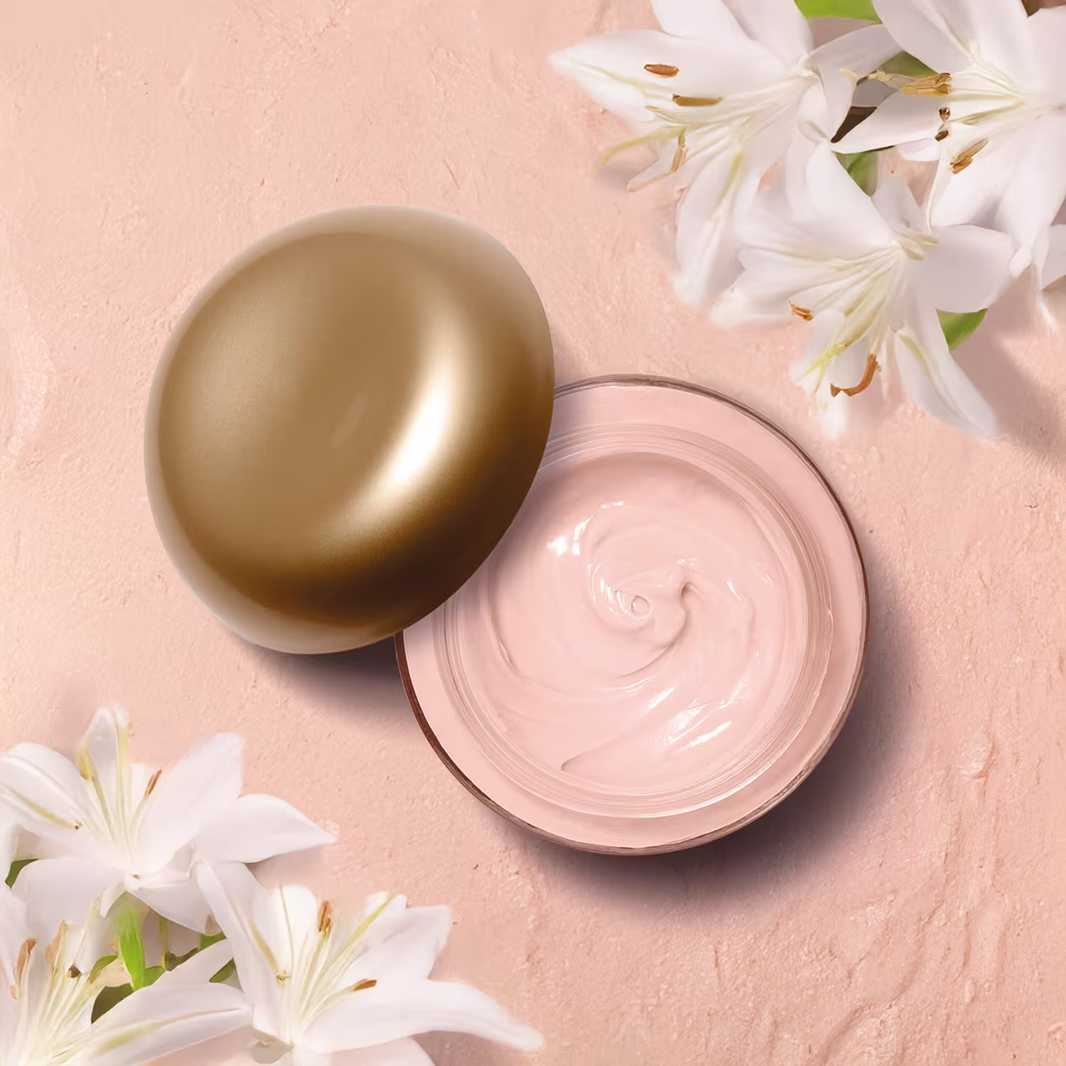 Produto de cuidados com a pele Lily. Um frasco de vidro rosa claro contendo um creme ou loção cremosa. Flores brancas de lírio ao redor, criando um arranjo natural e elegante. O frasco não apresenta rótulos ou texto visível.