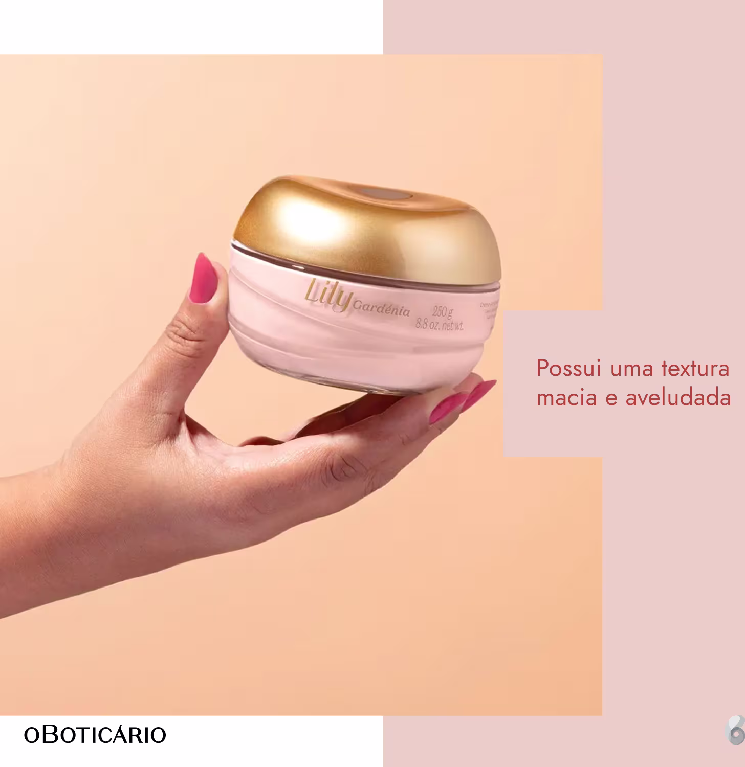 Uma mão feminina segurando o pote de creme.