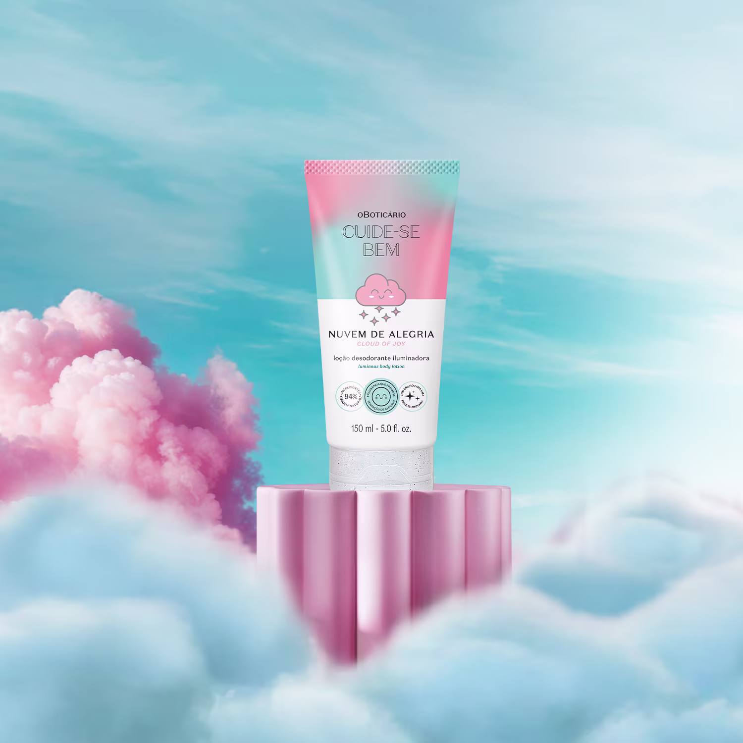 A embalagem é um tubo plástico rosa e branco com um design de nuvem estilizada. O rótulo indica que o produto é uma "loção desodorante iluminadora" com 150 ml de volume. A imagem mostra o produto em destaque, com um fundo de céu azul e nuvens rosa.