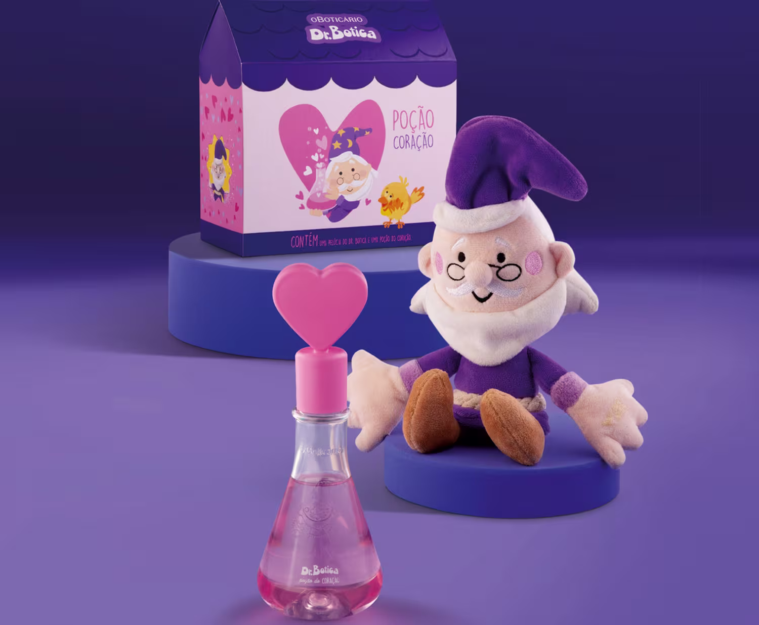 A imagem mostra o conjunto com a caixa, o perfume e o boneco de pelúcia.