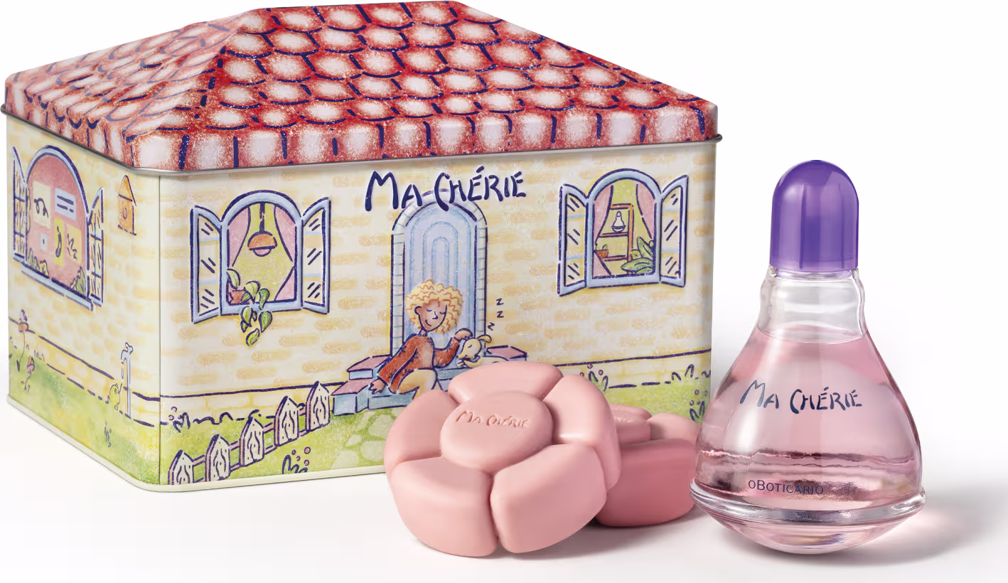 Conjunto de produtos Ma Chérie incluindo uma lata decorativa ilustrada com uma casa. Ao lado, o desodorante colônia Ma Chérie com líquido rosa e tampa roxa e sabonetes em formato de flor na cor rosa claro.