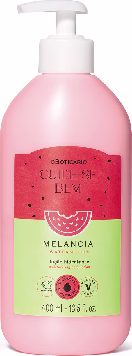 A imagem mostra uma embalagem plástica transparente com hidratante de cor avermelhado. O rótulo é vermelho e verde remetendo à melancia, com letras pretas e vermelhas indicando marca, linha e volumetria.