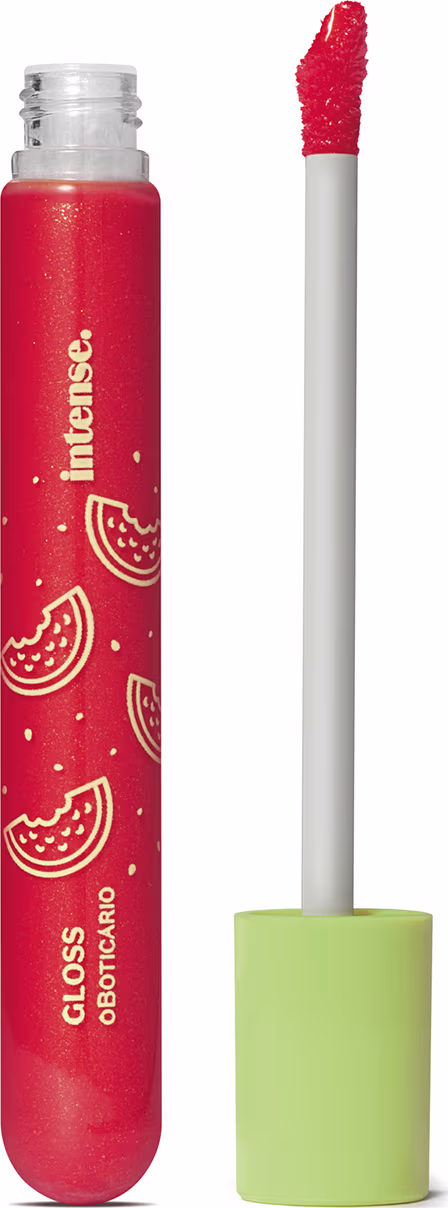 A imagem mostra uma embalagem de gloss labial, em formato cilíndrico, com rótulo vermelho e desenhos de melancia. O aplicador está ao lado do produto, com ponta de espuma vermelha e tampa verde clara.