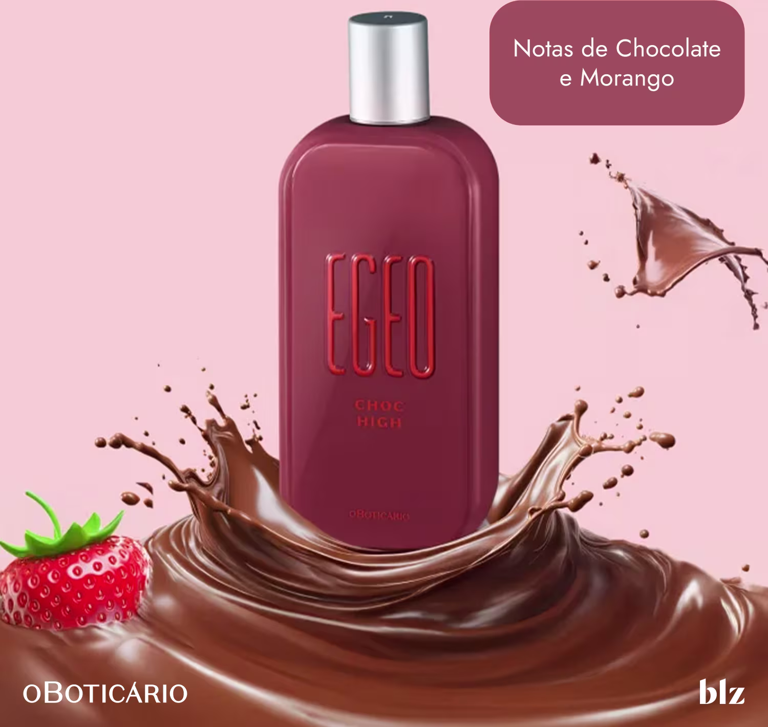 Frasco do perfume mergulhado em uma poça de chocolate com morangos.