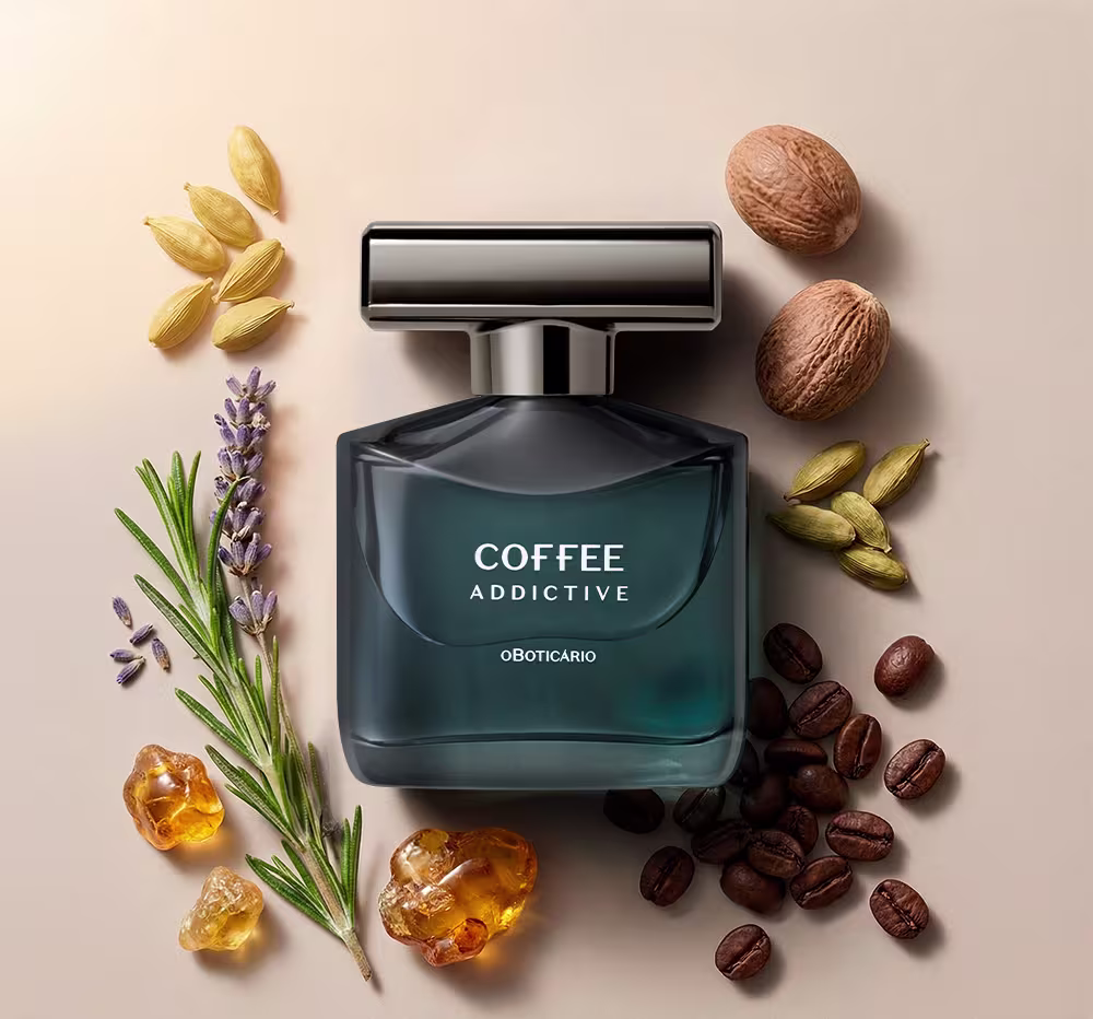 O ambiente apresenta uma composição de elementos relacionados ao café, incluindo grãos, especiarias e uma fragrância da marca O Boticário com o nome "Coffee Addictive". 