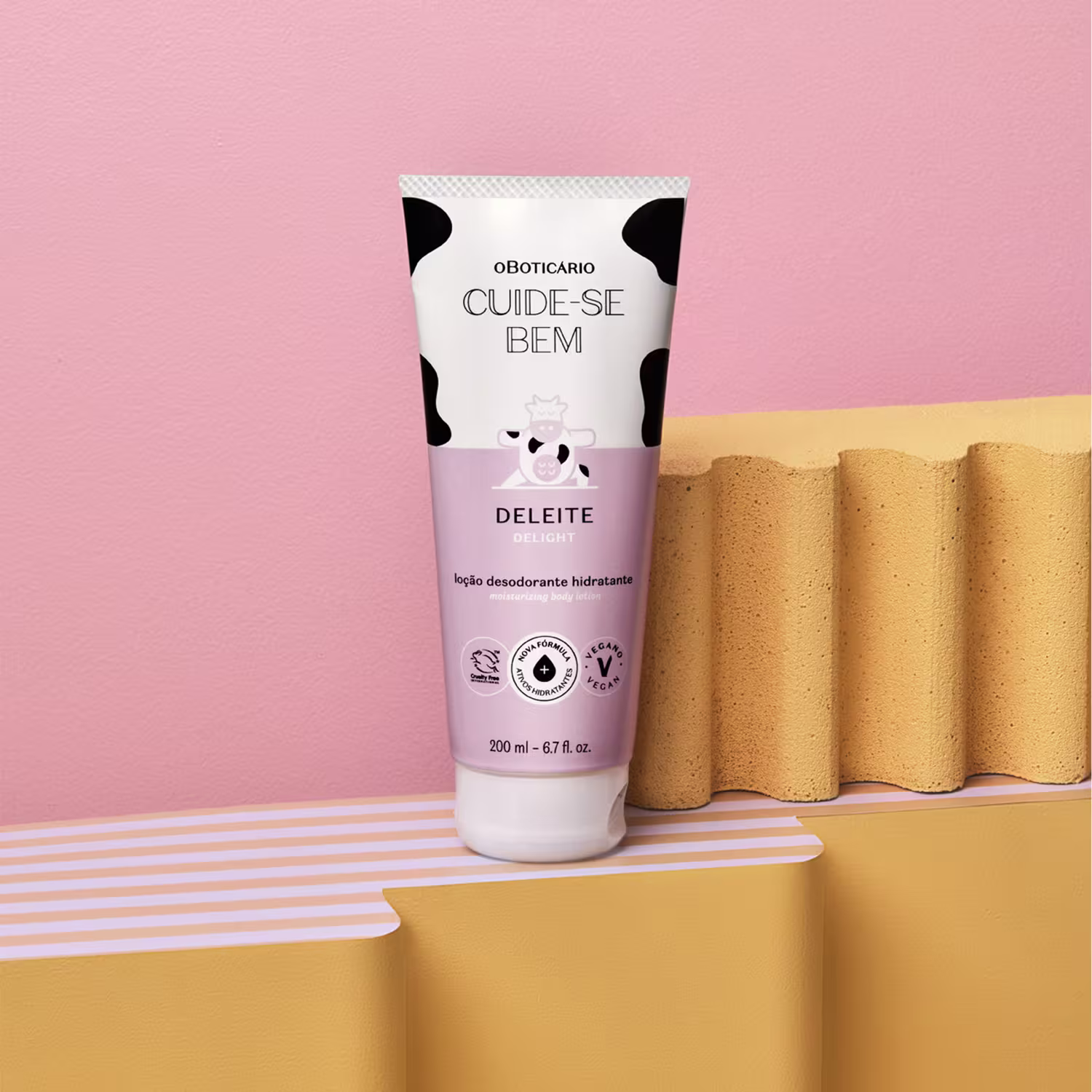 O produto apresentado é um desodorante hidratante da linha Cuide-se Bem, da marca Oboticario. A embalagem é um tubo branco com detalhes, contendo o nome "Deleite" e informações sobre o produto. O tubo possui 200 ml de volume.