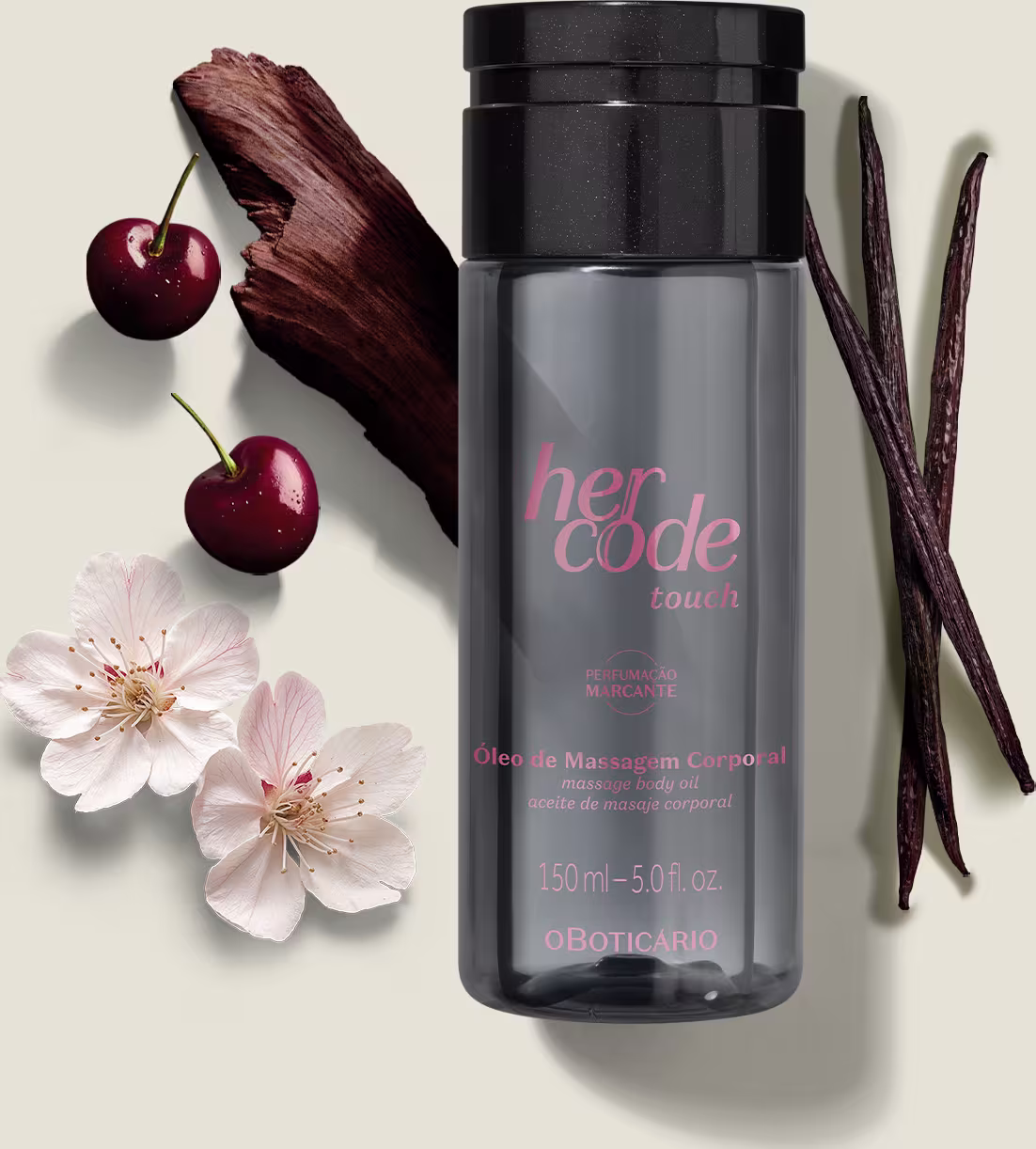 O frasco possui um rótulo com o nome da marca e o tipo de produto. Ao redor do frasco, há flores brancas e frutas vermelhas (cerejas), além de um bastão de baunilha. A apresentação geral sugere um produto de beleza e cuidados corporais.