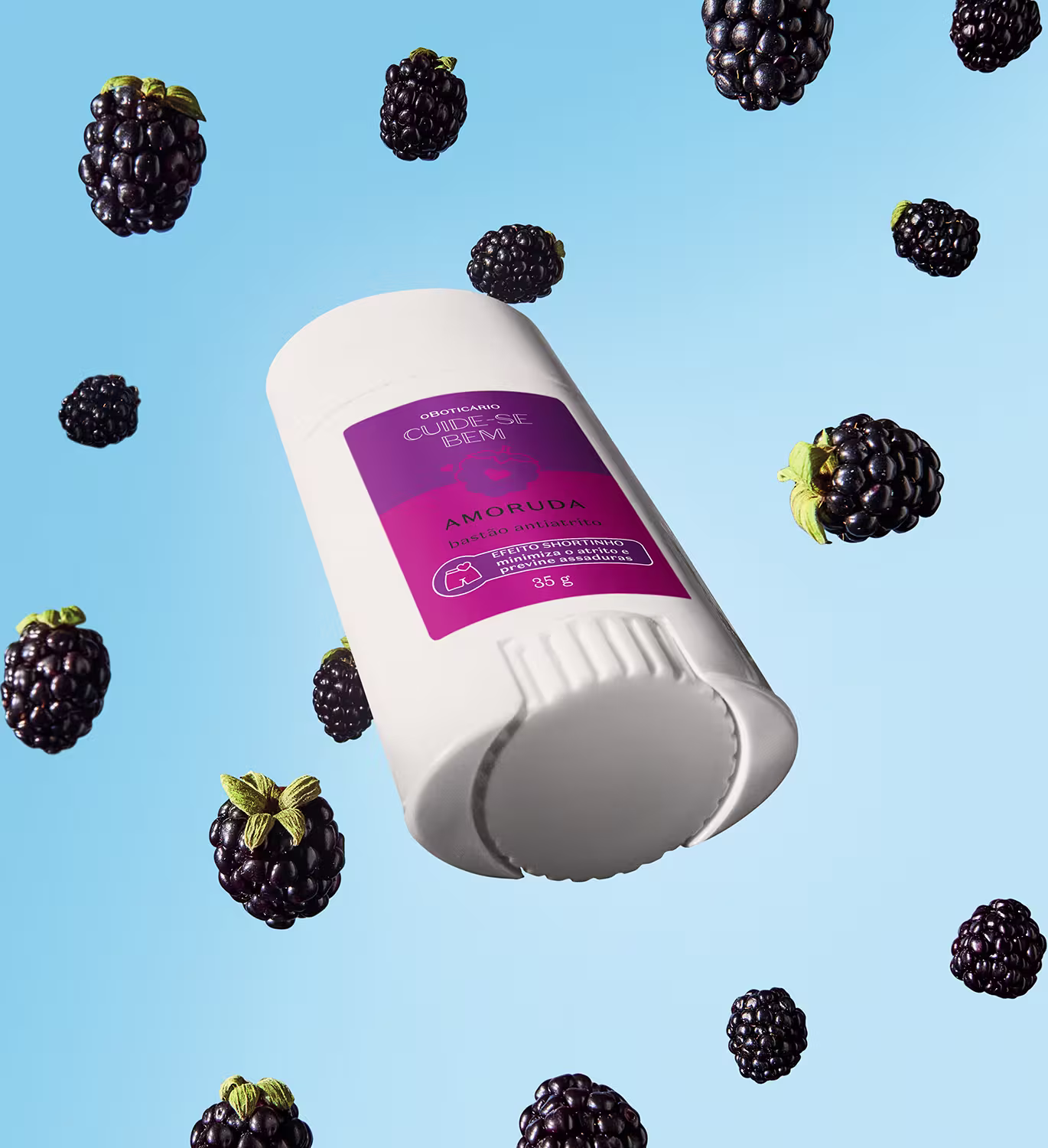 Embalagem do bastão anti atrito da marca Cuide-se Bem, com fundo azul e diversos frutos de amora-preta flutuando ao redor, sugerindo um ambiente natural e saudável.