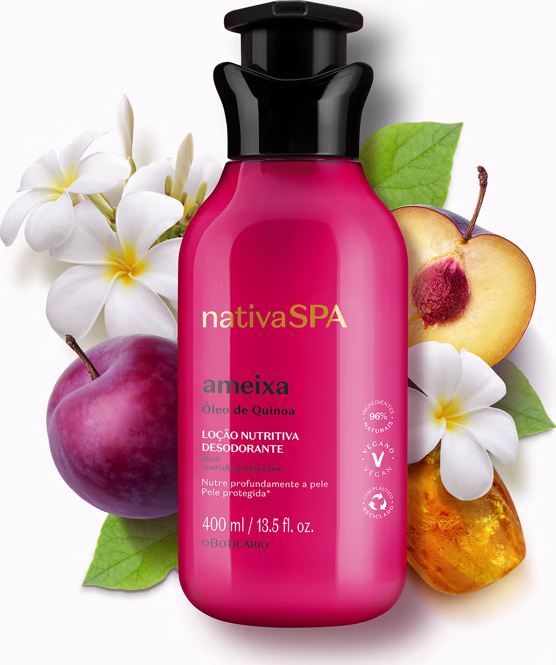 Ambiente de beleza natural com produto Nativa SPA Ameixa, contendo flores brancas, frutas e folhas verdes, em um fundo branco, sugerindo um contexto de cuidados corporais e bem-estar.