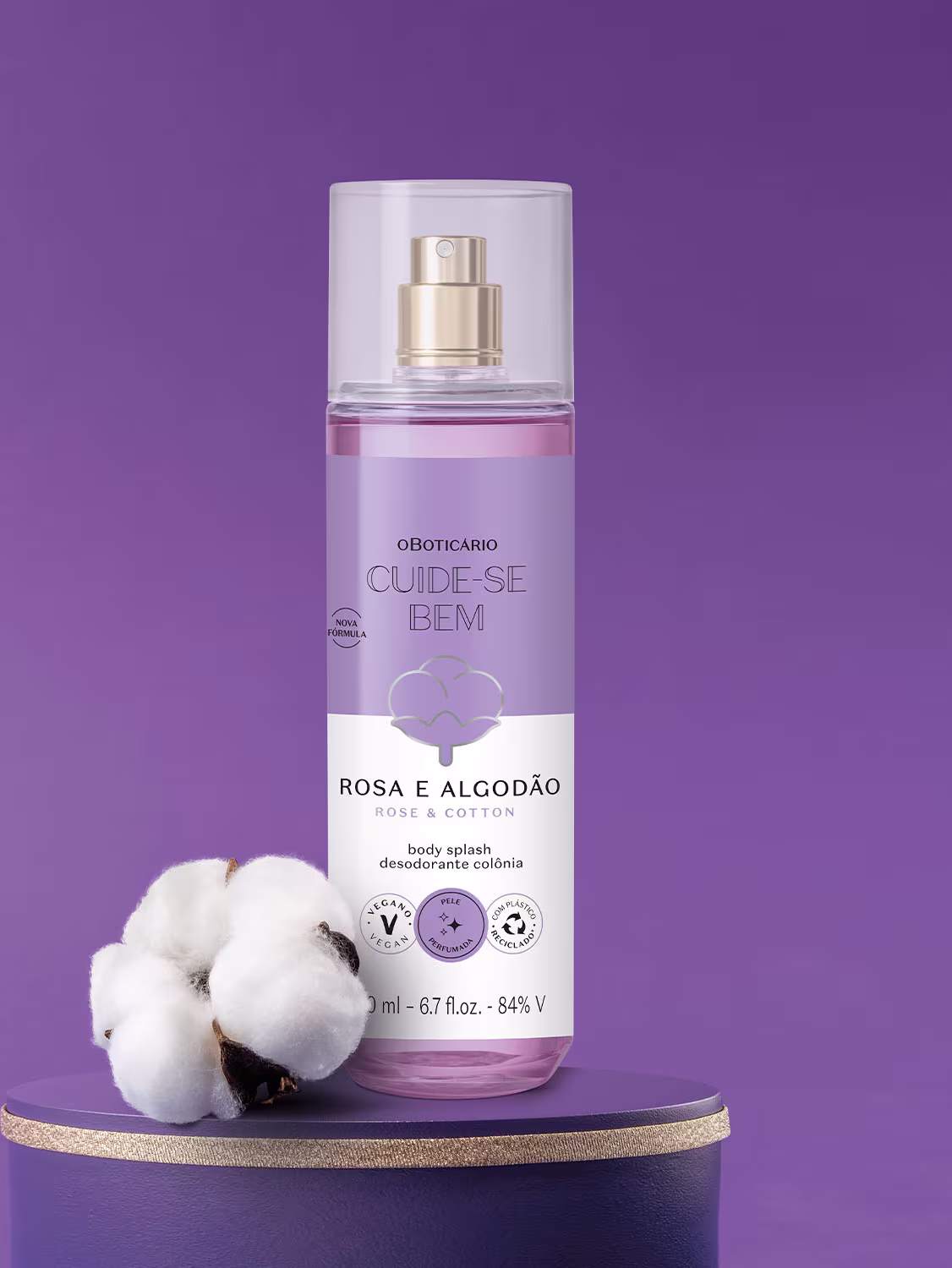 Frasco de desodorante corporal da linha "Cuide-se Bem" da marca O Boticário, com rótulo em tons de rosa e branco, contendo a fragrância "Rosa e Algodão".