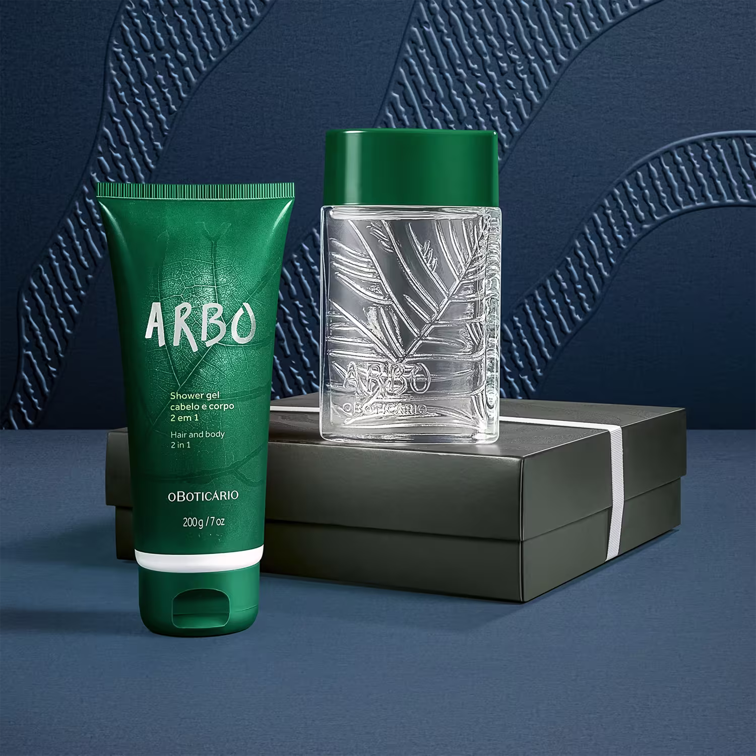 Embalagem de gel de banho e corpo da marca Arbo em verde, com frasco de item de perfumaria transparente com estampa de folhas em caixa preta.