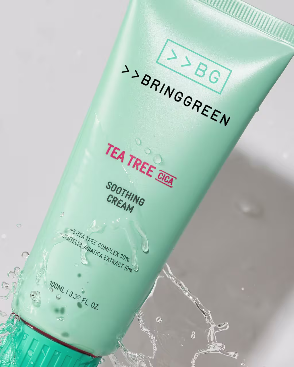 Tubo de produto Bringgreen de 100 ml com embalagem verde-menta, rótulo com nome da marca e ingrediente principal "Tea Tree Cica", com informações sobre o produto.