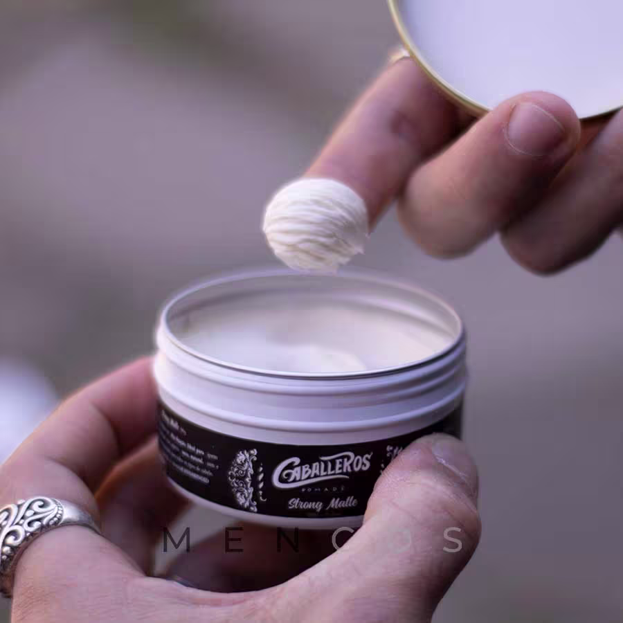 Pomada Modeladora Caballeros Strong Matte. Volumetria de 90g.