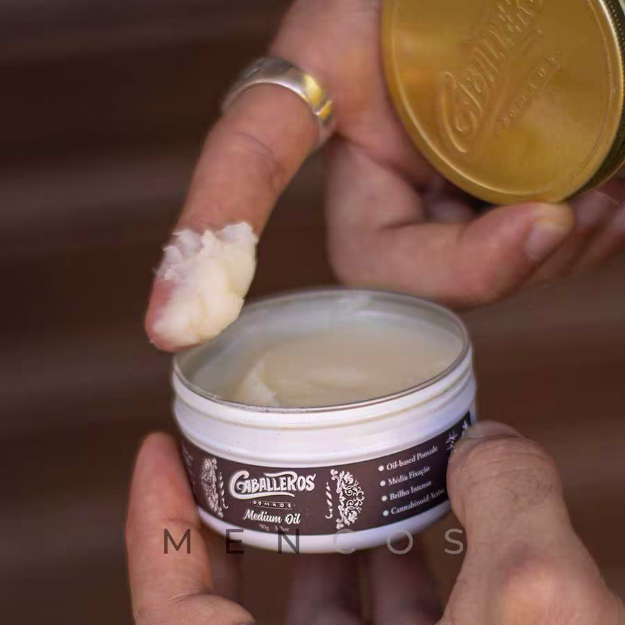 Pomada Modeladora Caballeros Medium Oil. Volumetria de 90g.