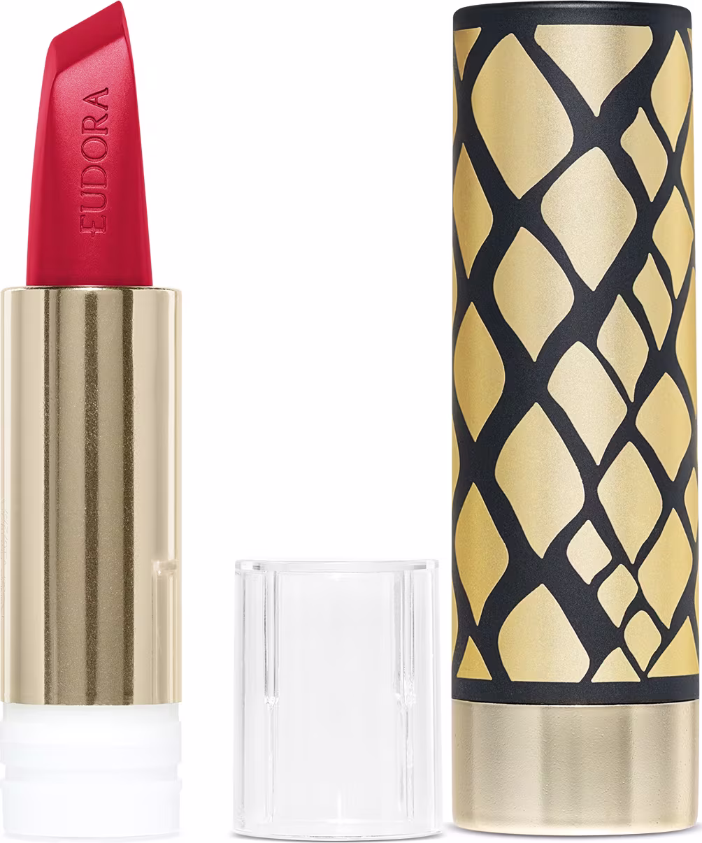Do lado esquerdo da imagem há a embalagem dourada do produto aberta, desmontada e mostrando a bala do batom. Do lado direito há uma case com design geométrico sofisticado em preto e dourado.