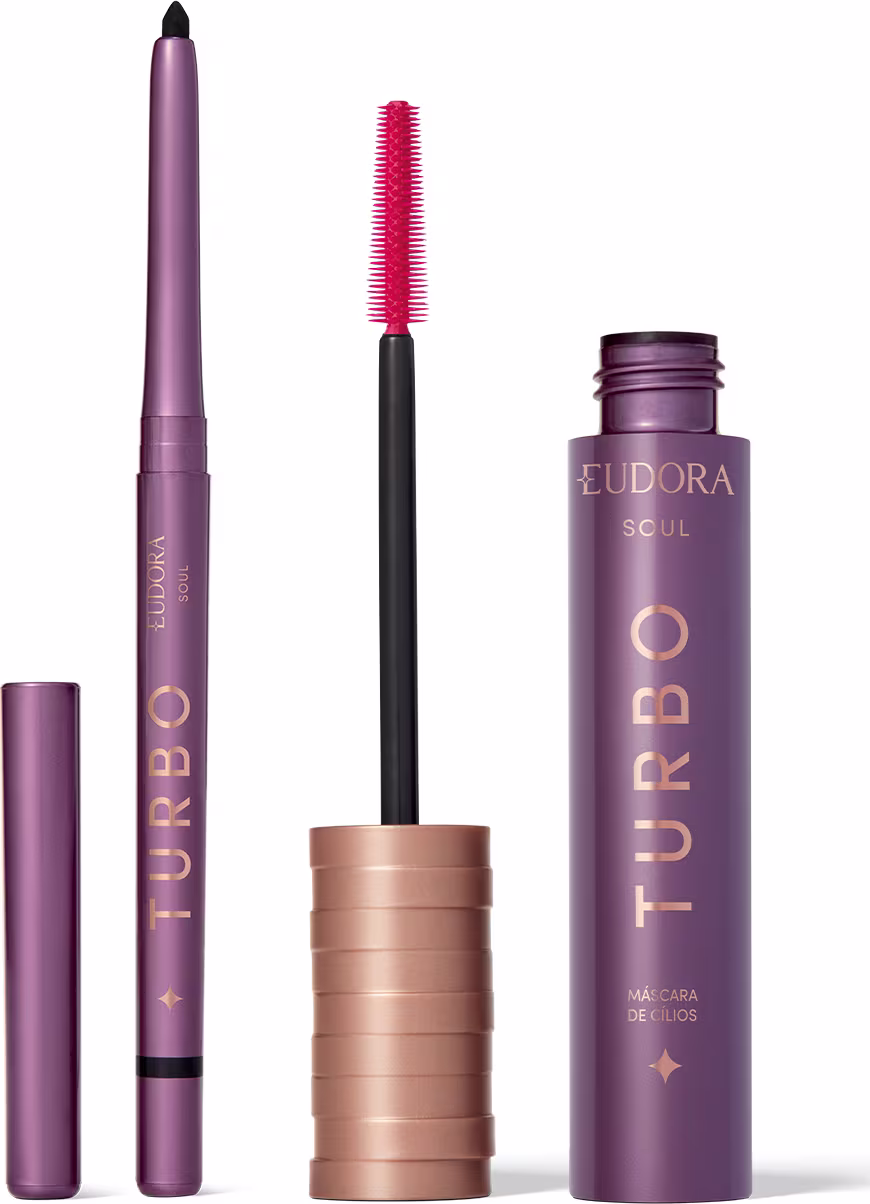 Conjunto de produtos de maquiagem da marca Soul. Inclui um lápis de olhos preto alongado e uma máscara de cílios. As embalagens apresentam detalhes em preto, roxo e dourado.