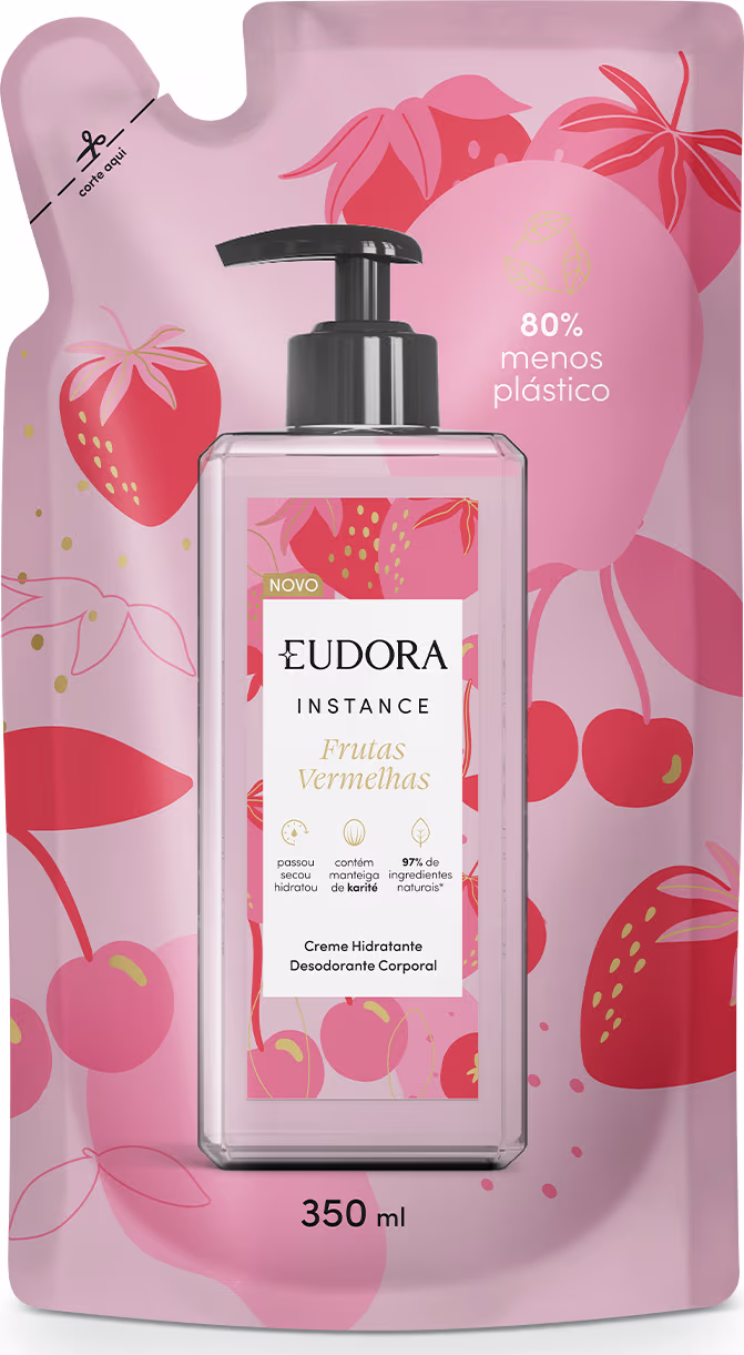 A imagem da embalagem flexível Instance Frutas Vermelhas. A embalagem é rosa e tem ilustrações de morangos e folhas O produto é promocionado como tendo 80% menos plástico em sua composição, contém 350ml e 97% de ingredientes naturais.