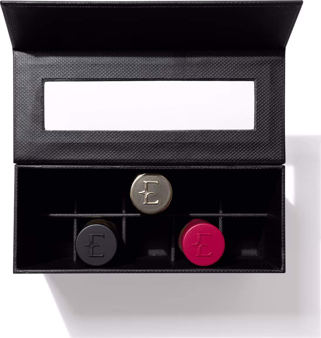 Na imagem um estojo preto retangular com dez compartimentos para guardar batons.