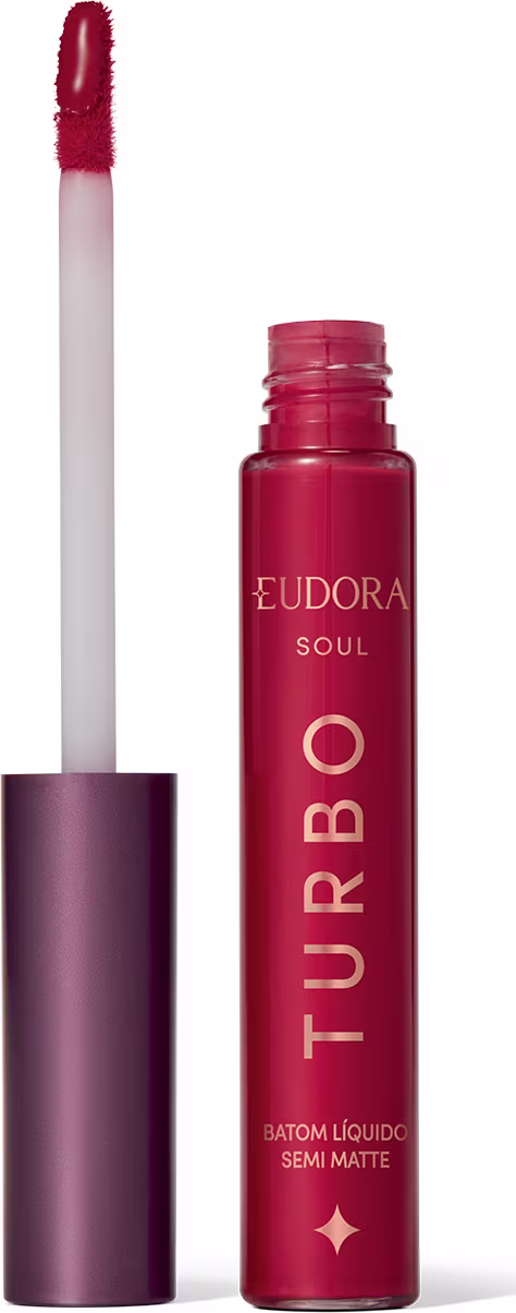 Batom líquido semi-matte da marca Eudora, linha Soul. Embalagem composta por um frasco cilíndrico vermelho com a inscrição "EUDORA SOUL TURBO" e um batom na cor vermelha intensa