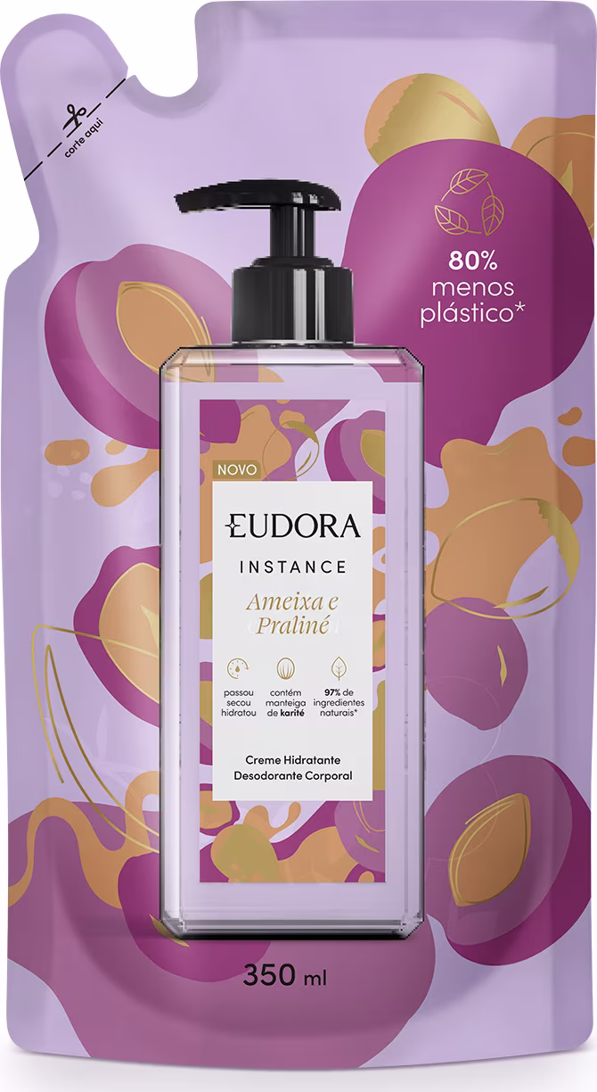 imagem do Refil Instance Ameixa e Praline, flexível com um design colorido em tons de roxo, rosa e dourado. No centro dela, há a imagem da embalagem original. Lê-se que contém 80% menos plástico, é destacado que é NOVO, 350ml, contém manteiga de Karité.