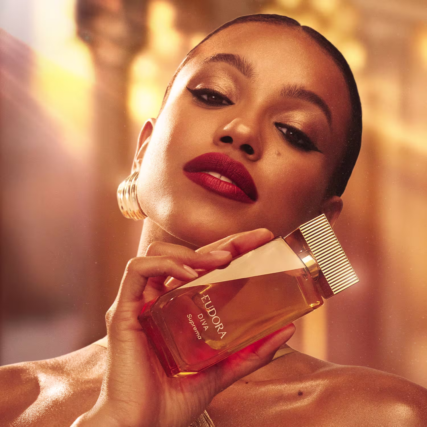 Modelo exibe o Diva Suprema Desodorante Colônia