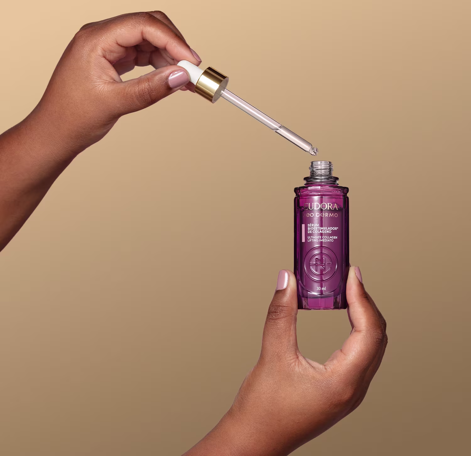 O produto mostrado na imagem é um sérum facial da marca Eudora Neo Dermo. O frasco está sendo segurado por uma modelo, com a tampa dourada aberta, mostrando o conta-gotas.