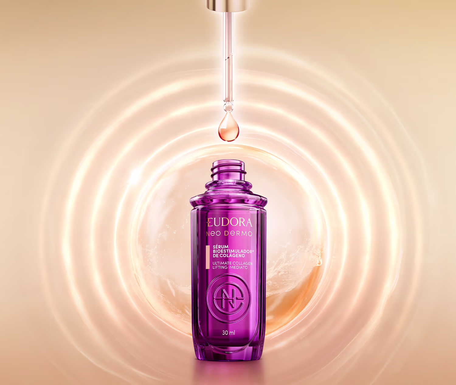 Sérum Bioestimulador de Colágeno. O frasco possui um formato cilíndrico e é predominantemente na cor roxa, com detalhes em dourado. O frasco está suspenso em um fundo desfocado, com o conta-gotas aparecendo e deixando cair uma gota.