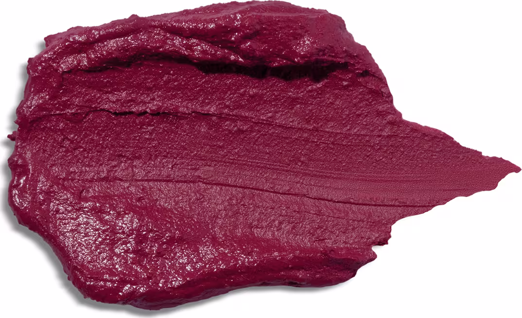 Textura cremosa e brilhante, na cor malva (avermelhada, com um tom mais quente e terroso), com uma aplicação uniforme e uma aparência aveludada. Não há rótulos ou embalagens visíveis, apenas a própria textura em destaque contra um fundo branco.