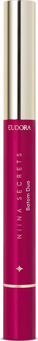 O produto apresentado é um batom da marca Eudora, da linha Niina Secrets. O batom está em um tubo de cor rosa vibrante, com o nome da marca e da linha impressos no rótulo. O tubo possui um design elegante, com uma tampa dourada na extremidade superior.
