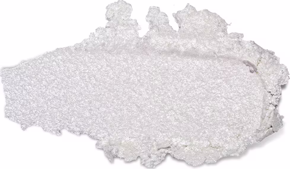 Amostra do produto. Trata-se de um aglomerado de cristais brancos e brilhantes, com uma textura granulada e irregular.