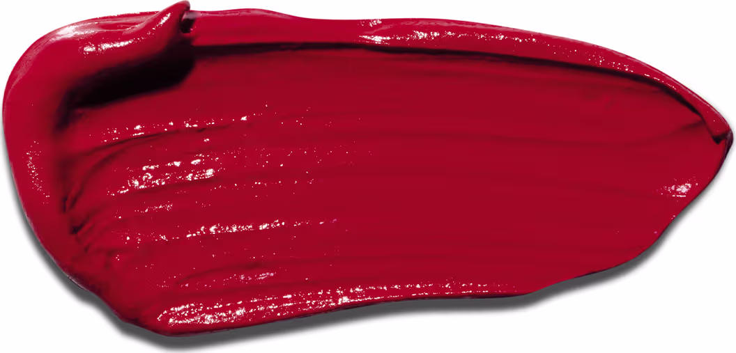 A textura do batom apresenta uma aparência brilhante e cremosa, com uma consistência suave e uniforme. A cor predominante é um vermelho intenso e vibrante.