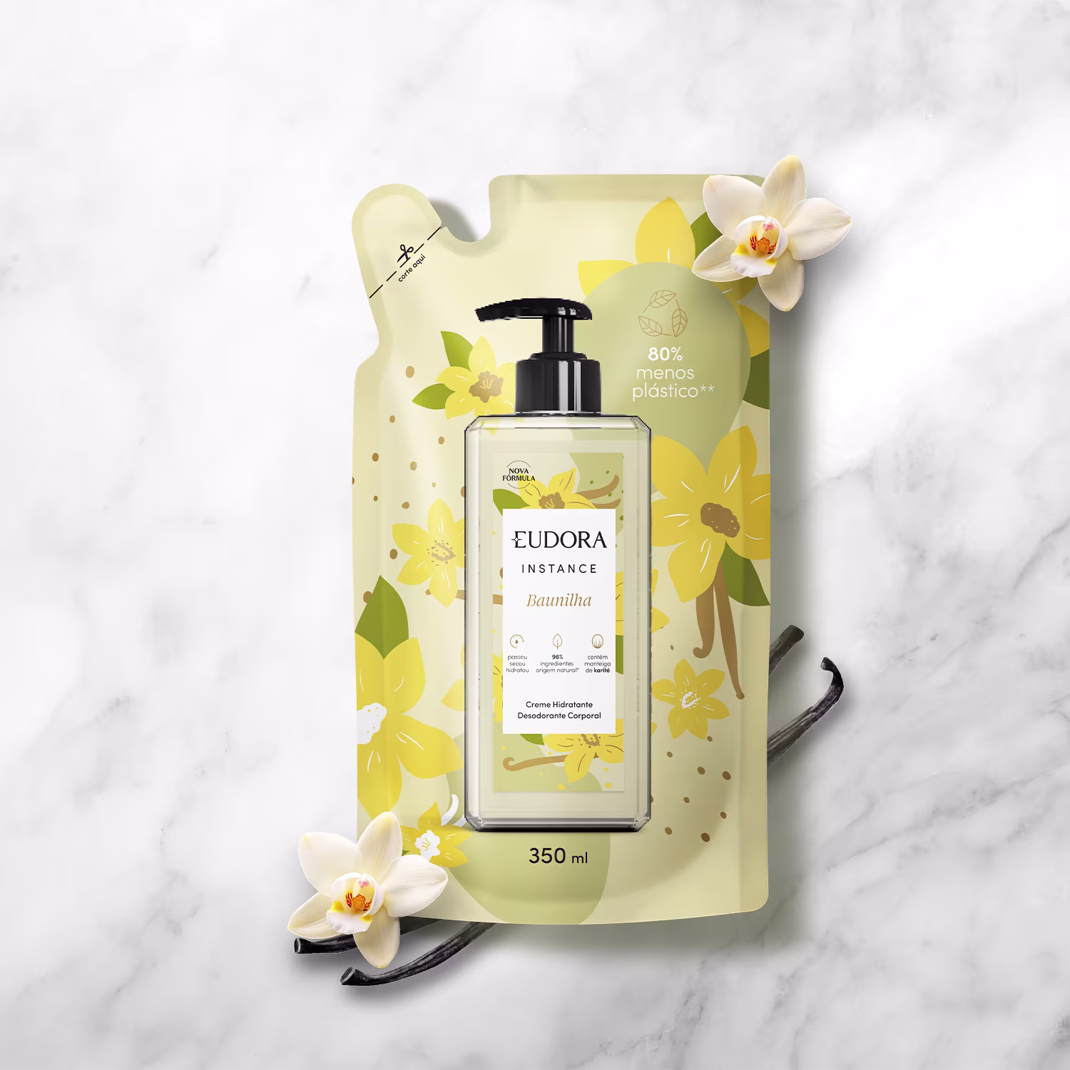 Produto Instance de creme hidratante corporal Baunilha da marca Eudora. Embalagem refil  com 350ml de capacidade. Favas e flores de orquídea brancas decoram a imagem. Cores predominantes são amarelo, verde e branco.