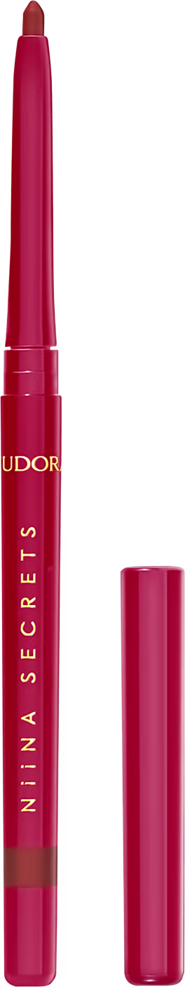 Lápis labial vermelho da marca Niina Secrets, com embalagem cilíndrica vermelha e texto dourado. O produto apresenta uma ponta afilada para aplicação precisa nos lábios.